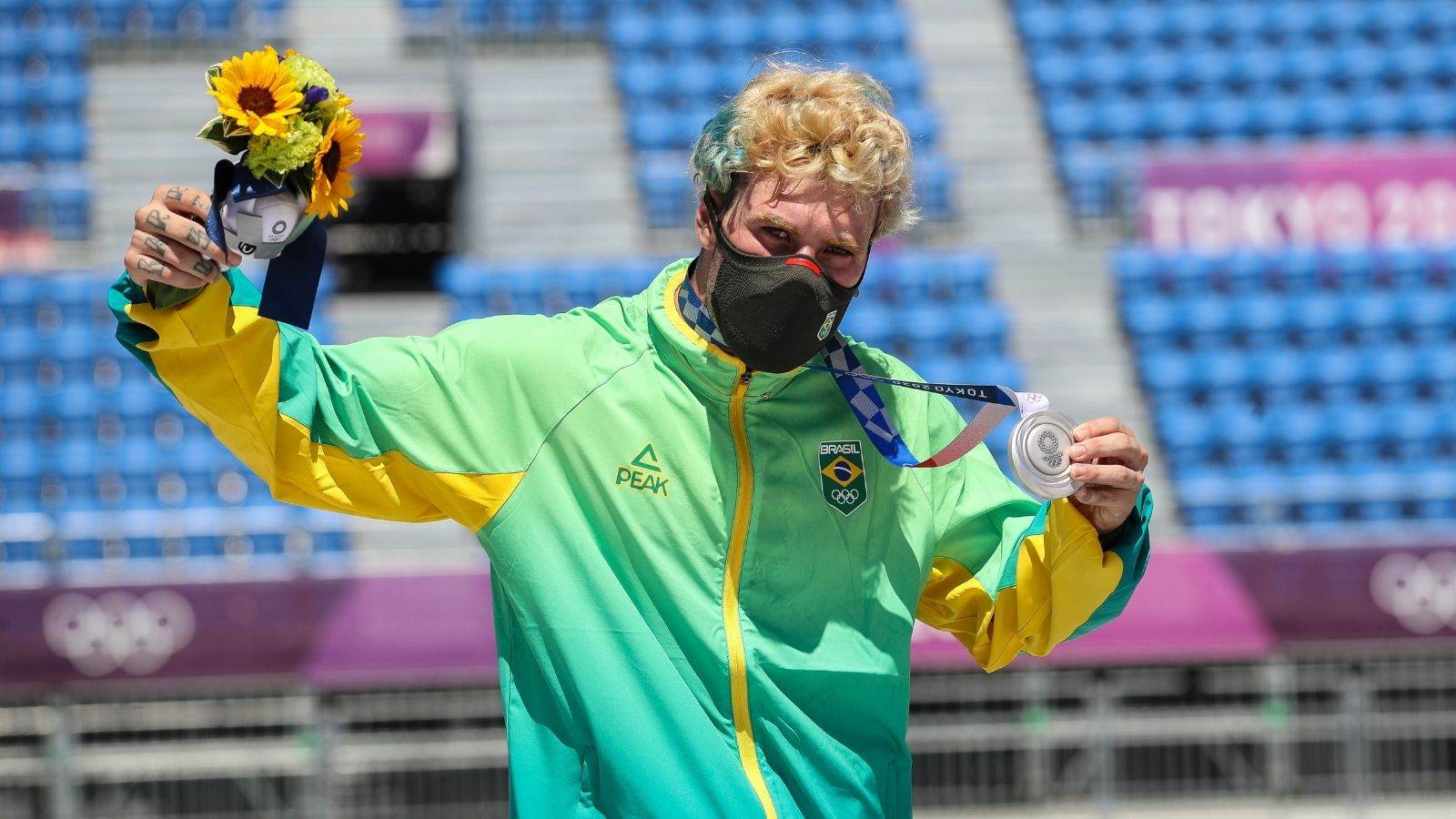 Pedro Barros celebra a conquista da medalha de prata no skate park