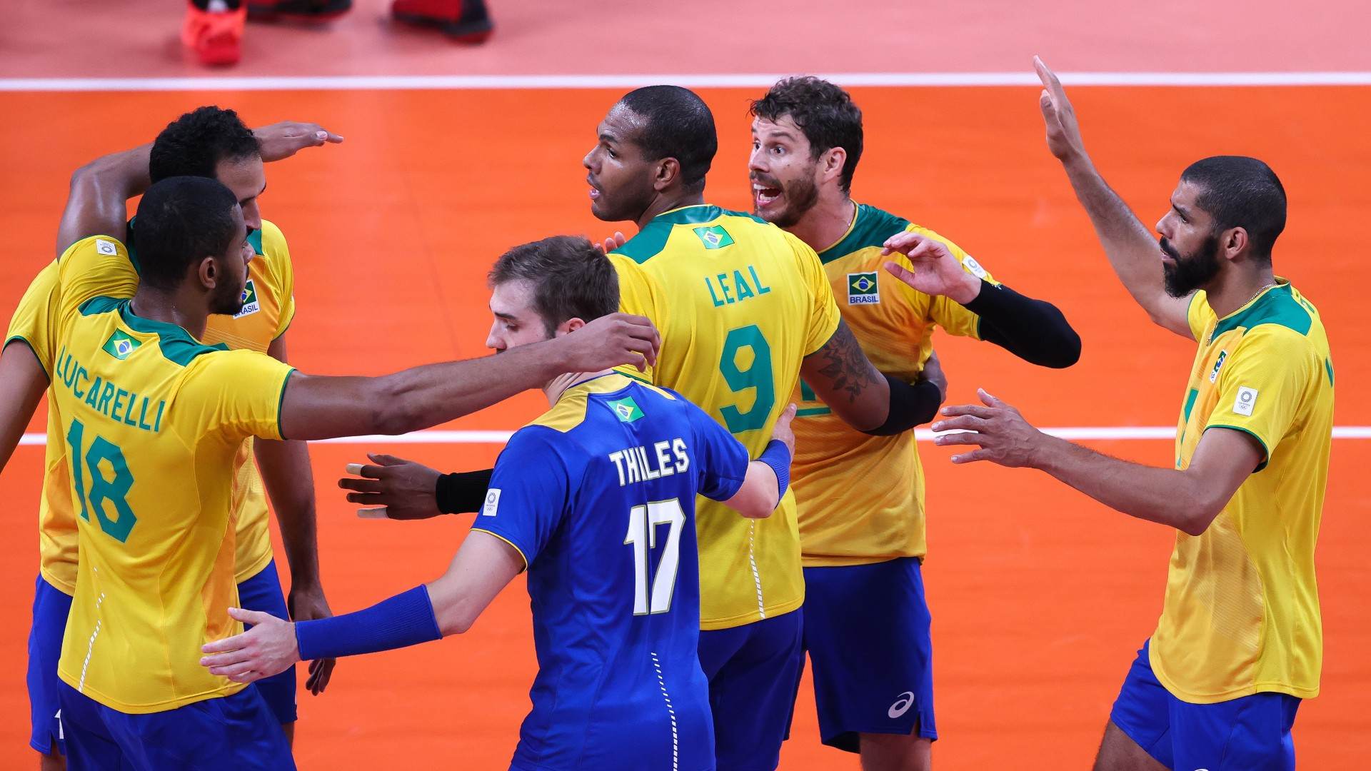 Seleção brasileira em jogo contra os russos, na semifinal do vôlei masculino