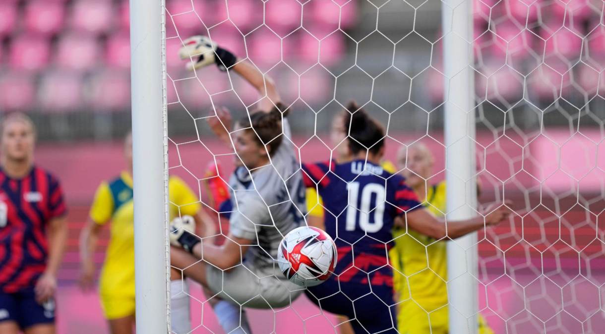 Megan Rapinoe, dos EUA (fora da imagem), abriu placar na disputa pelo bronze do futebol feminino com gol olímpico