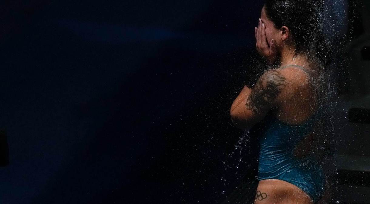Brasileira Ingrid Oliveira se banha após realizar seu salto