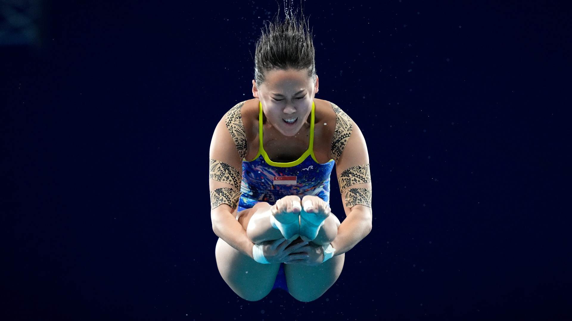 Saltadora usa fita para dar segurança muscular durante mergulho nas Olimpíadas d