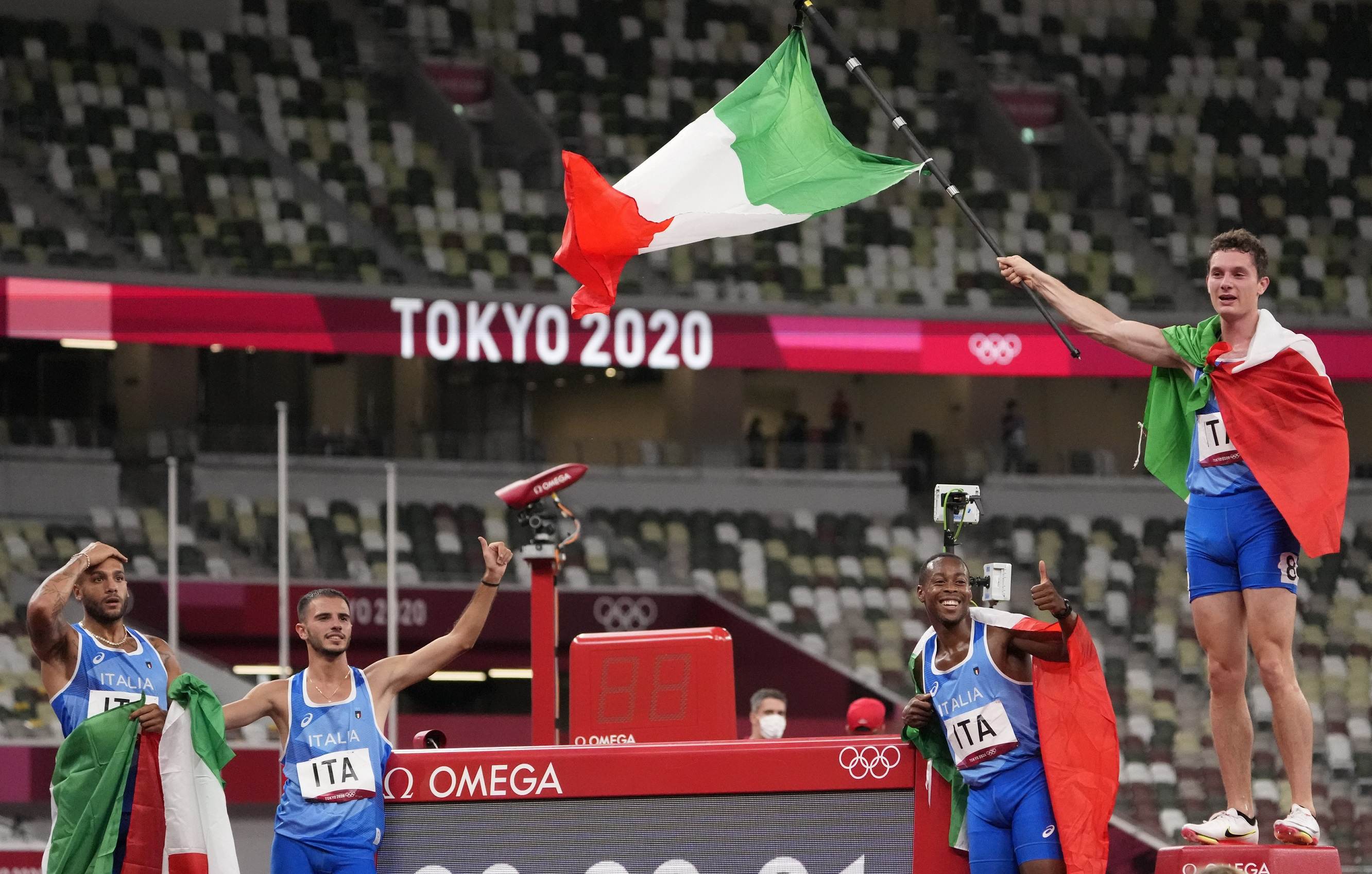 Equipe da Itália festeja medalha de ouro no revezamento 4x100m das Olimpíadas