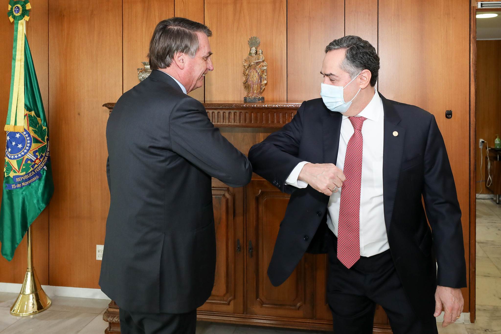Ministro do STF Luís Roberto Barroso e Jair Bolsonaro se cumprimentam