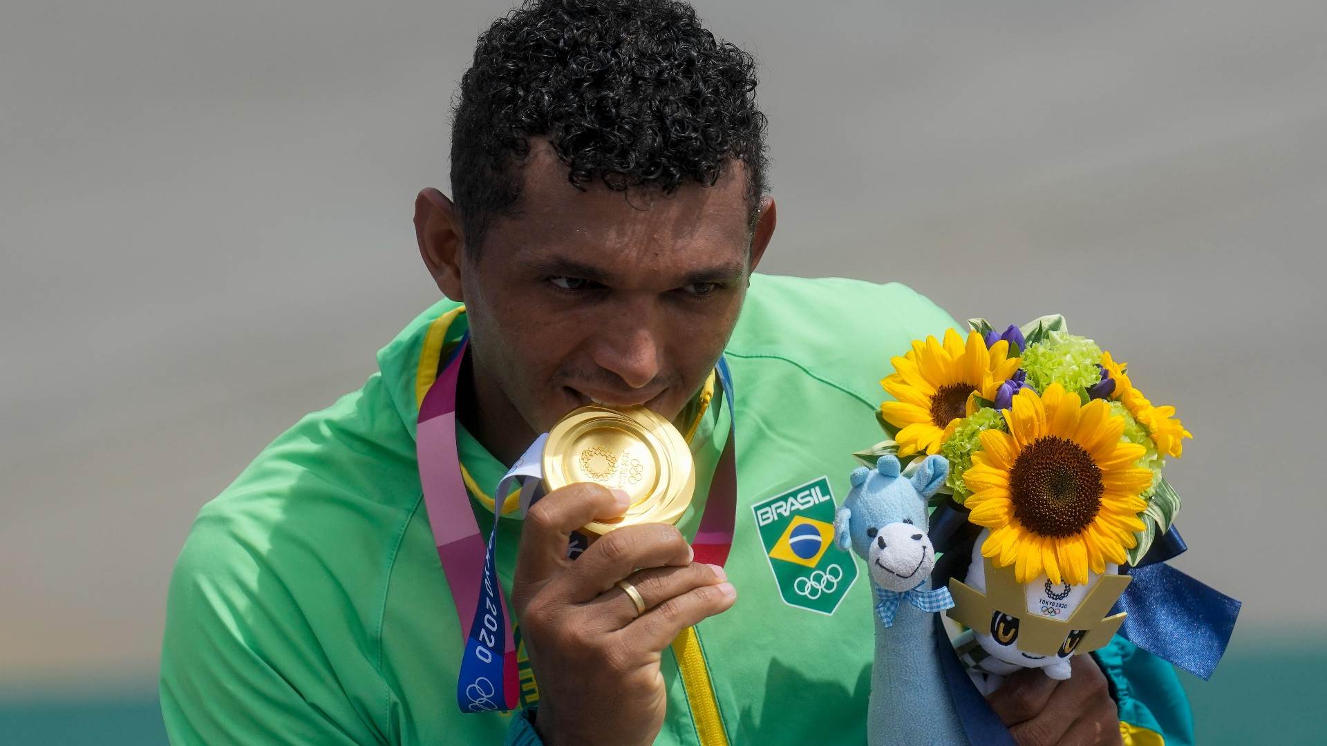 Isaquias Queiroz recebe a medalha de ouro após a conquista na canoagem