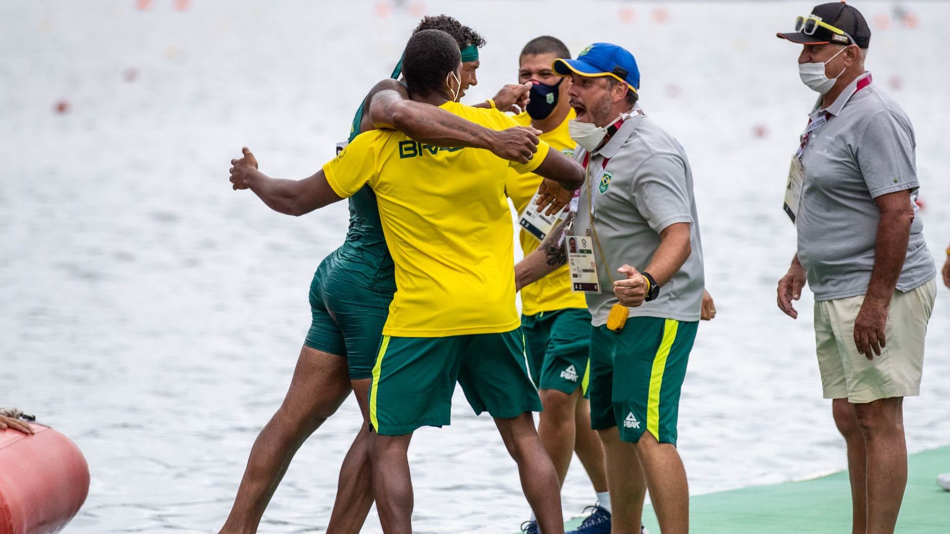 Isaquias Queiroz comemora o ouro olímpico com a equipe da canoagem