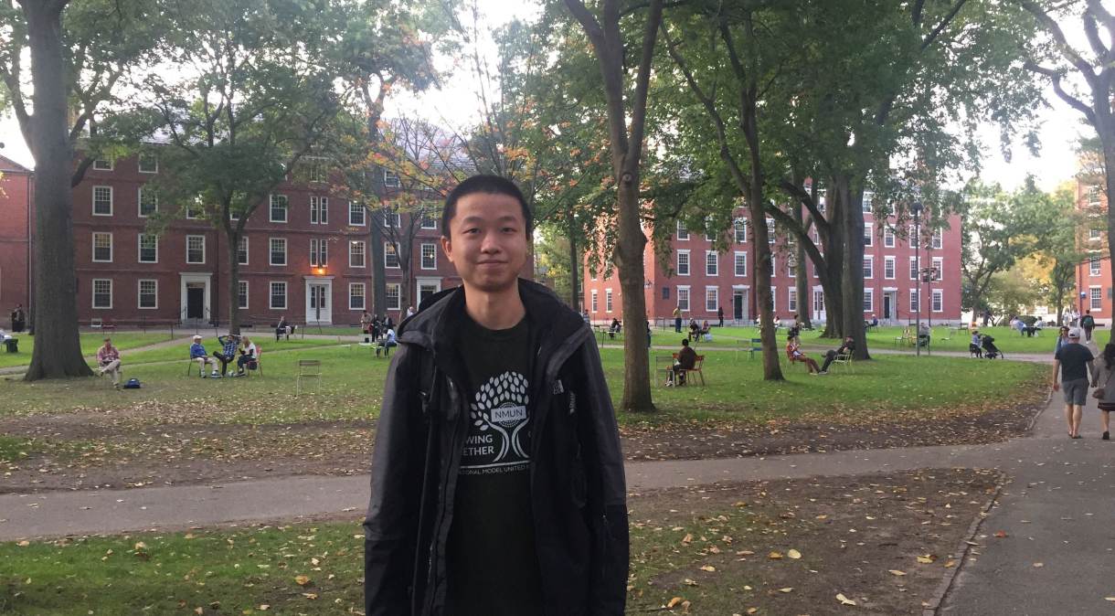 Dennis Hu teve seus estudos paralisados, primeiro pela Covid-19, depois por uma proibição de visto imposta pelo governo Trump