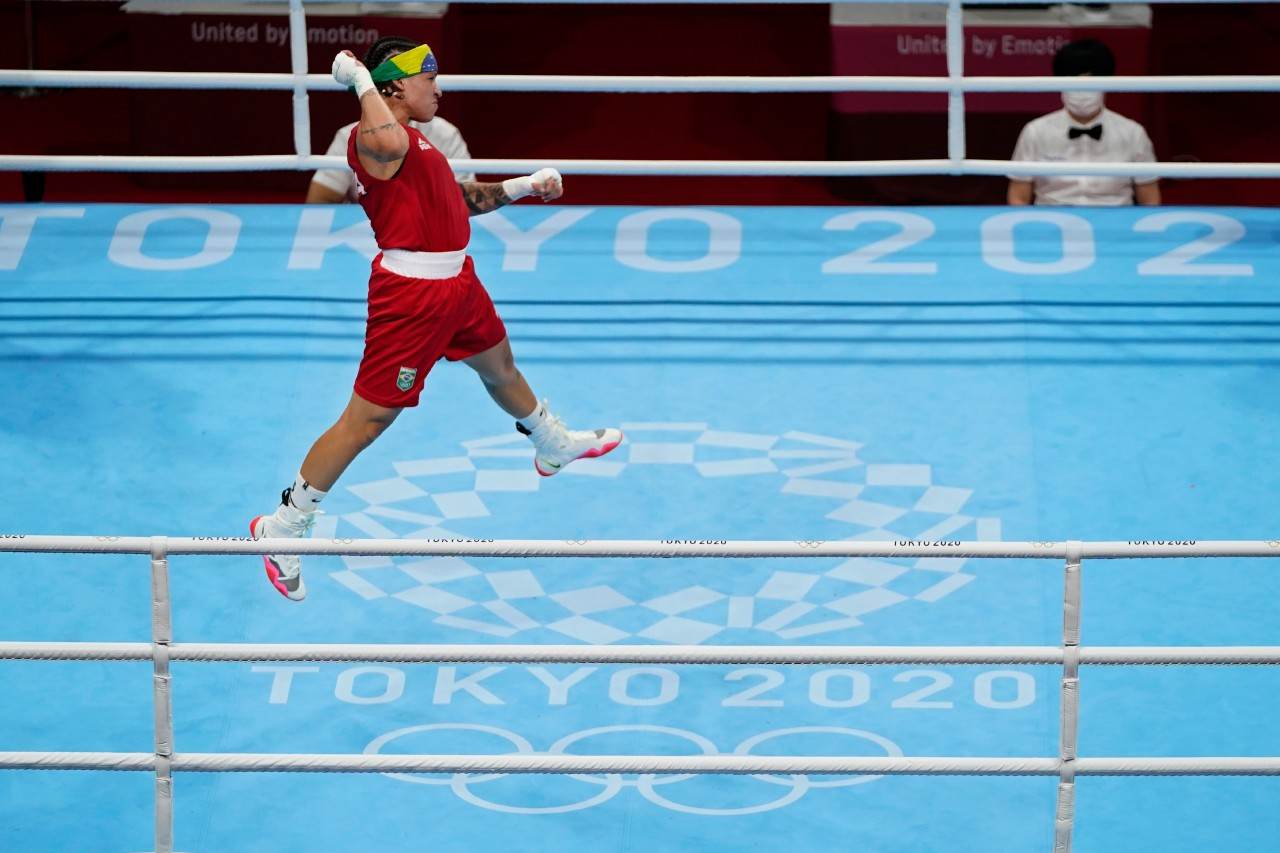 A pugilista Bia Ferreira salta sozinha no meio do ringue socando o ar