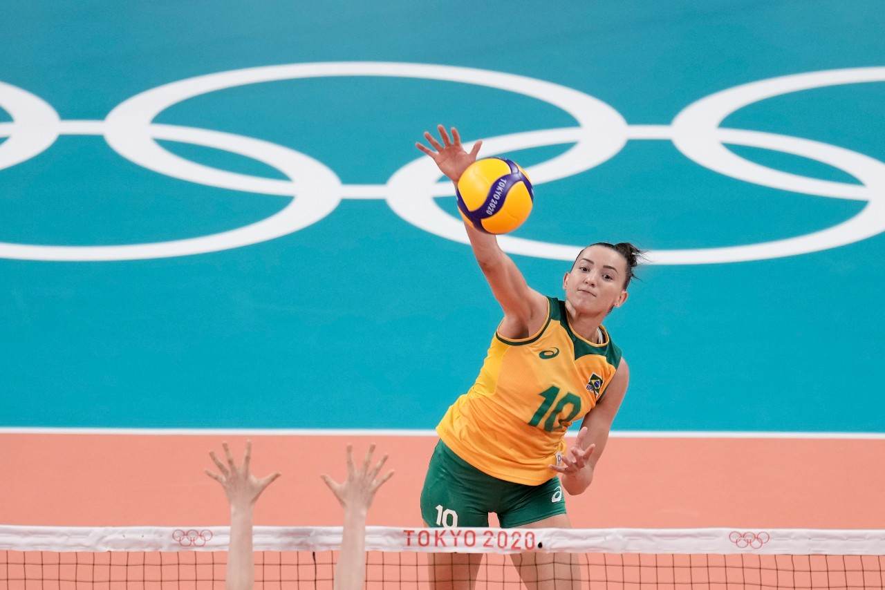 Gabi na rede de vôlei ataca bola em jogo na Olimpíada de Tóquio