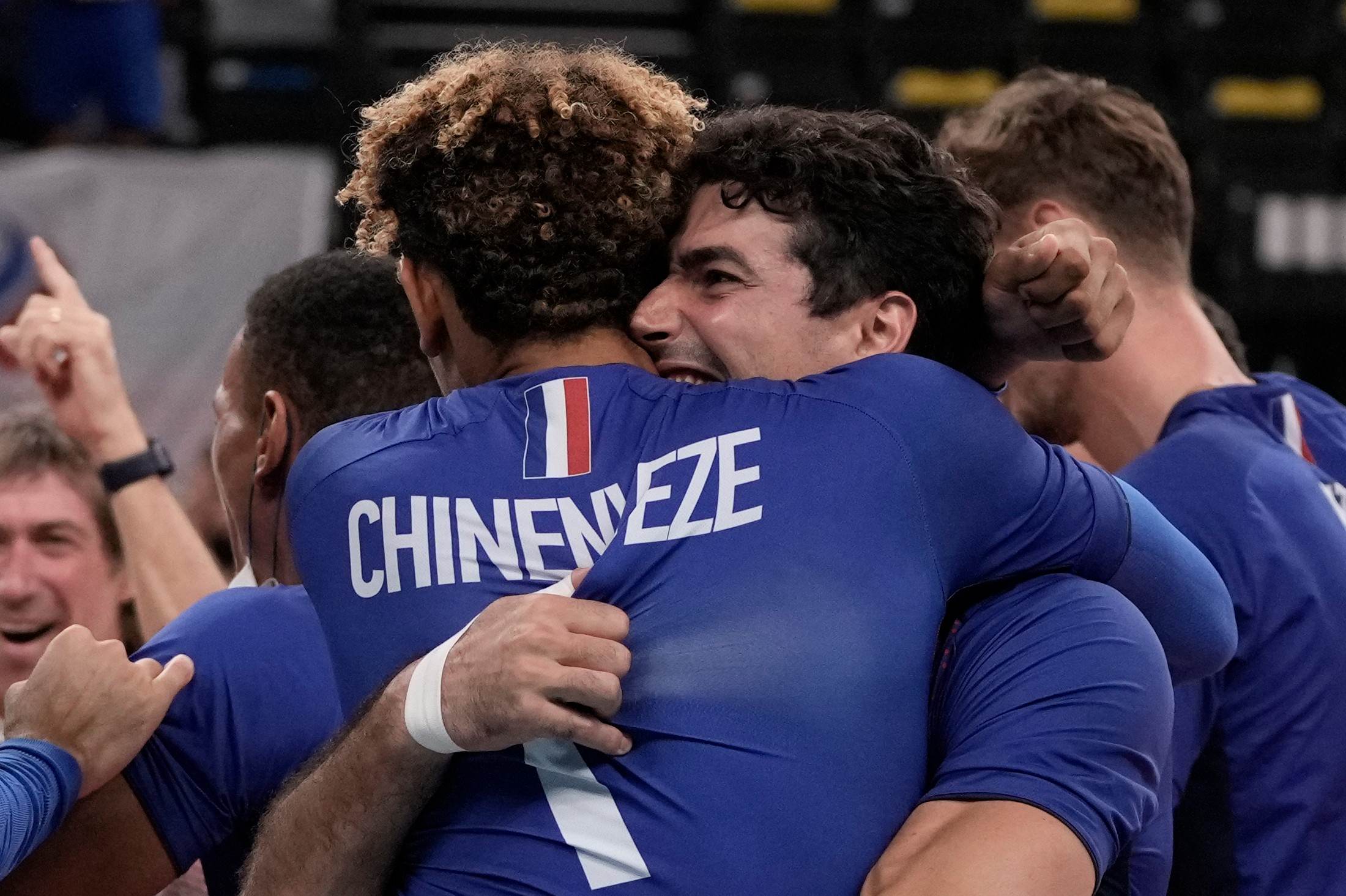 Jogadores franceses de vôlei se abraçam para comemorar título olímpico