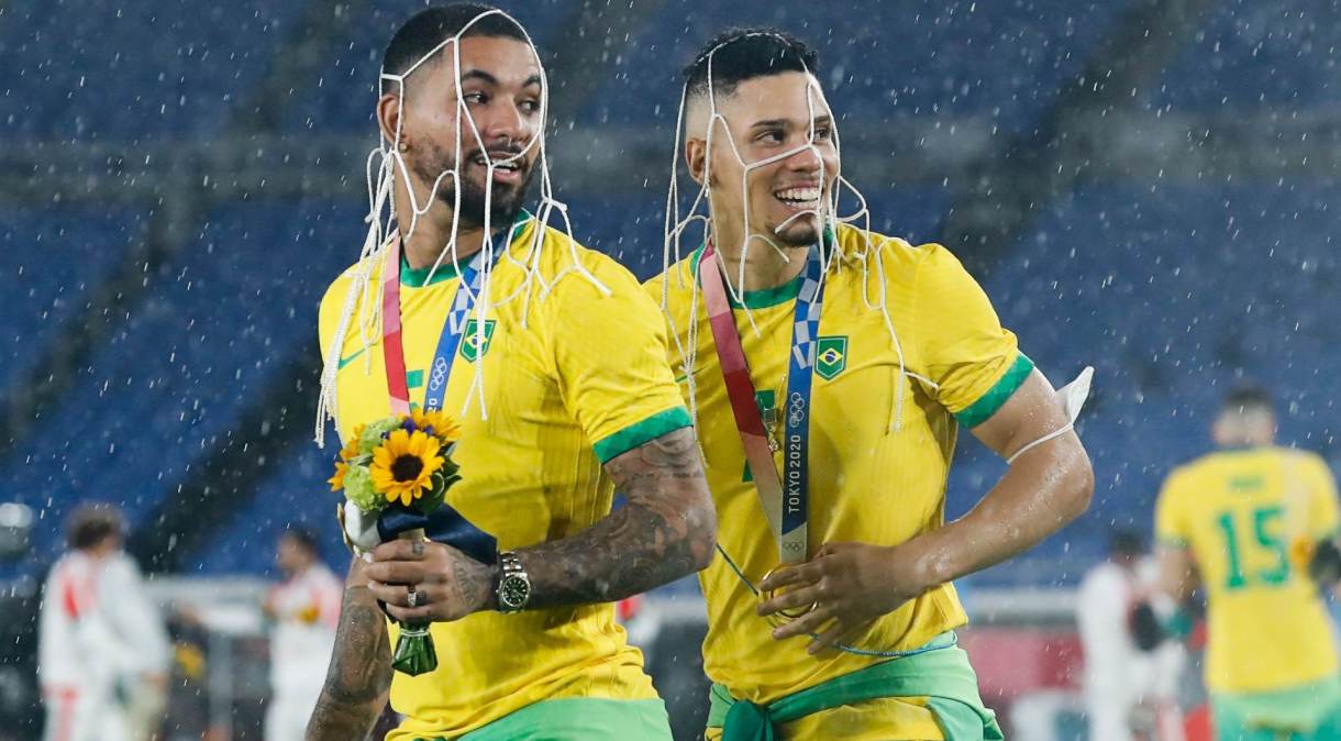 Lembrança dos Jogos: Douglas Luiz e Paulinho pegaram pedaço da rede de um dos gols do estádio de Yokohama
