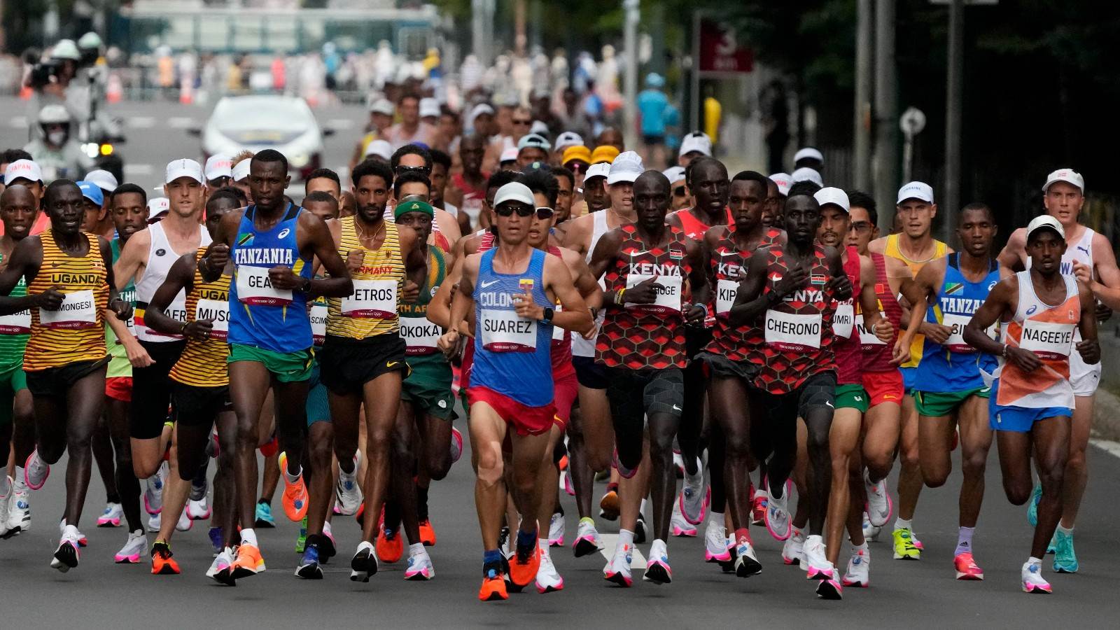 Corredores competem durante a maratona masculina nos Jogos Olímpicos 