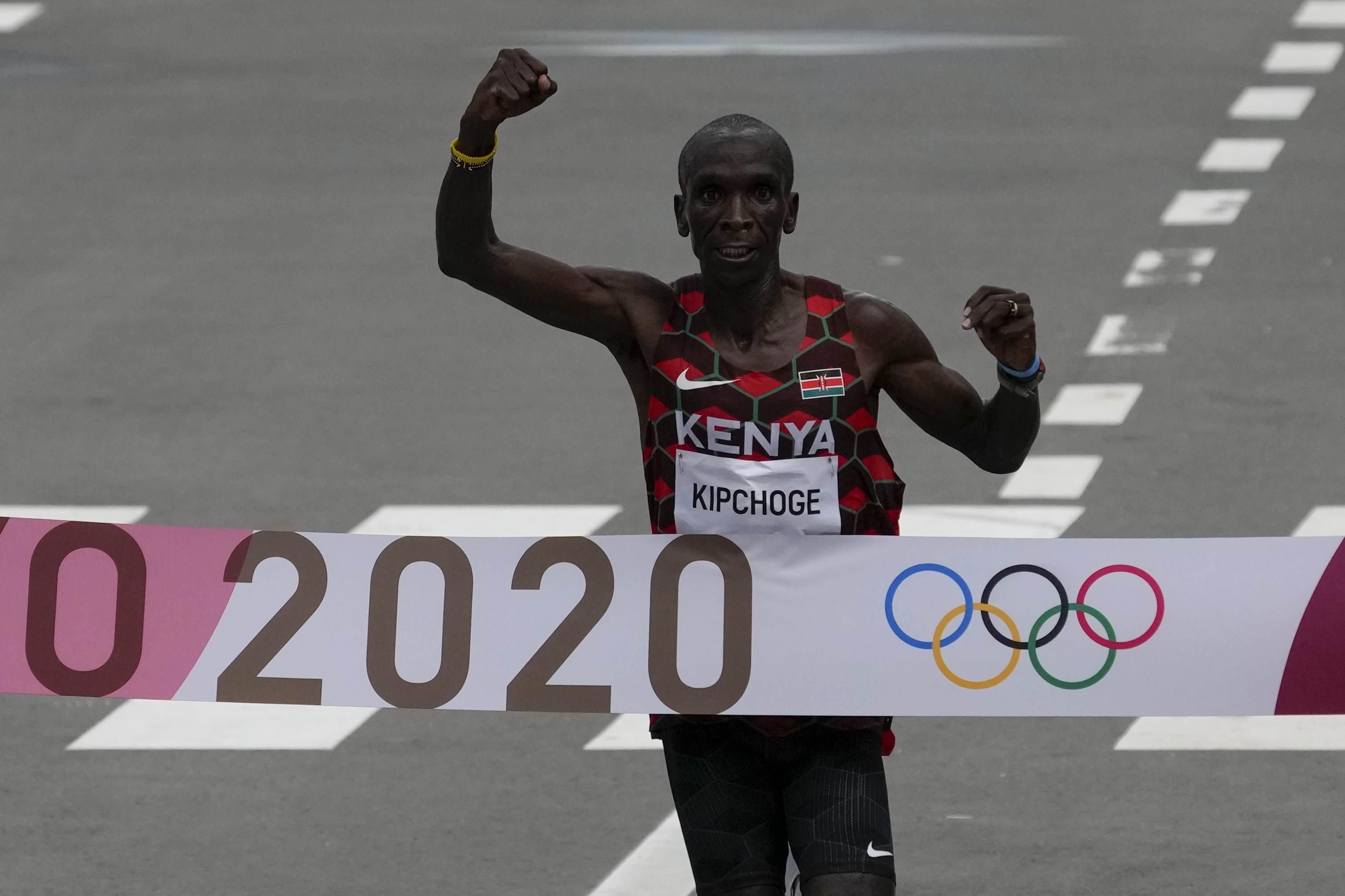 Eliud Kipchoge, do Quênia, comemora a conquista da medalha de ouro na maratona