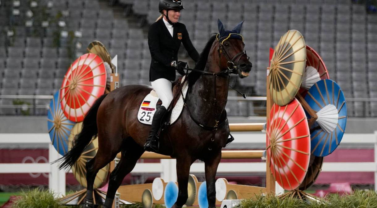 Alemã Annika Schleu chorou ao não conseguir controlar o cavalo Saint Boy durante a prova