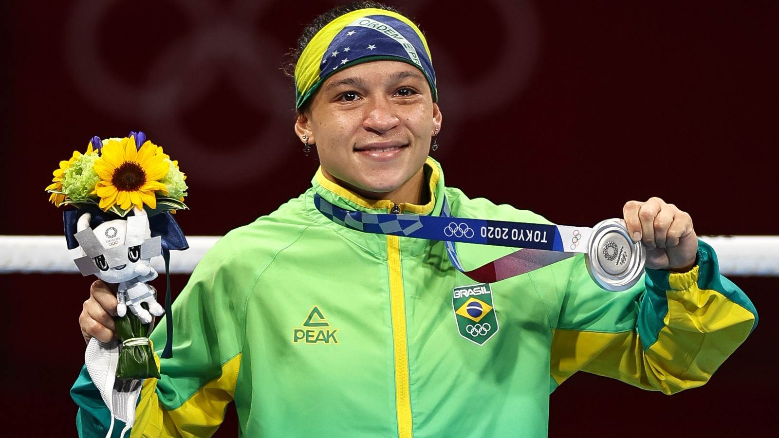 Beatriz Ferreira com a medalha de prata conquistada nas Olimpíadas de Tóquio