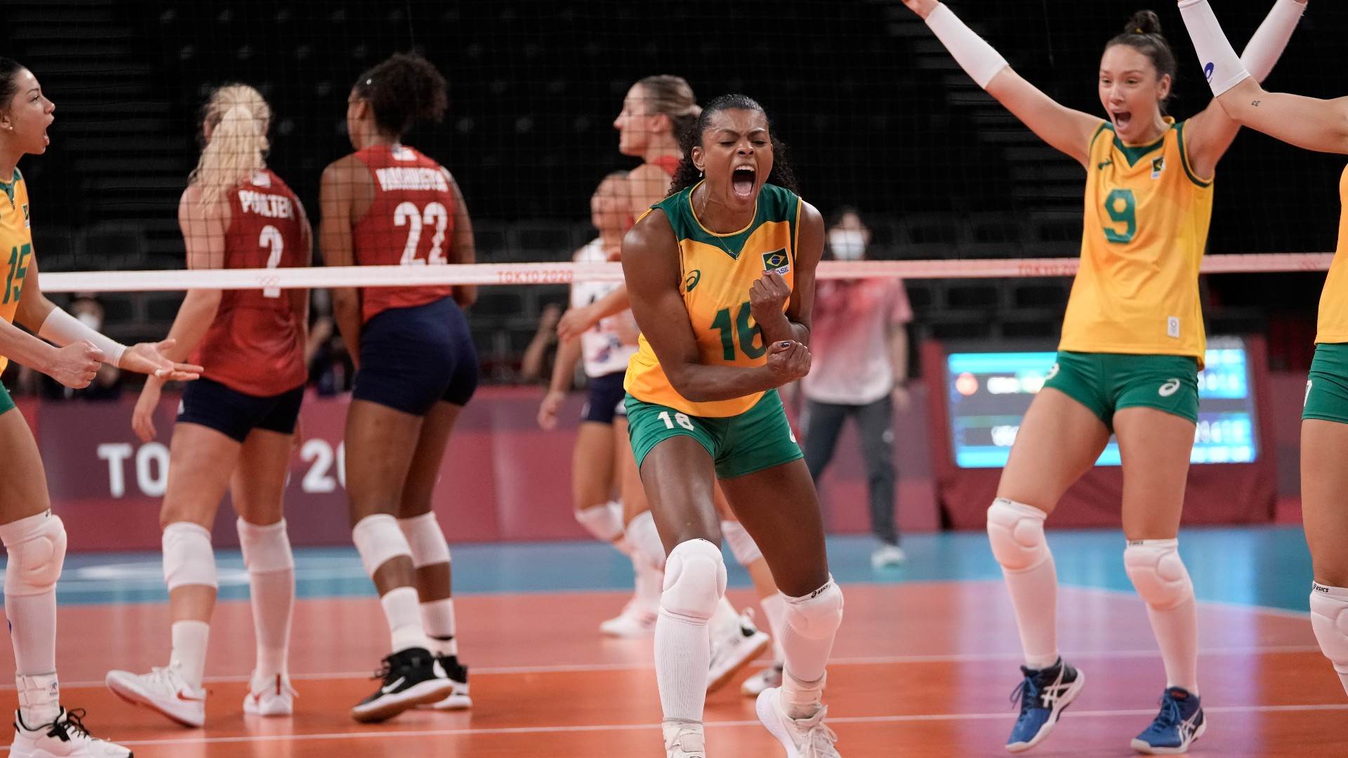 Fernanda Garay em derrota do Brasil contra os EUA na final olímpica