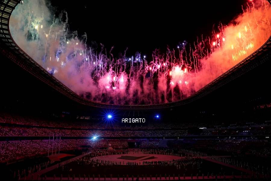 Estádio Olímpico de Tóquio exibe agradecimento a todos os participantes