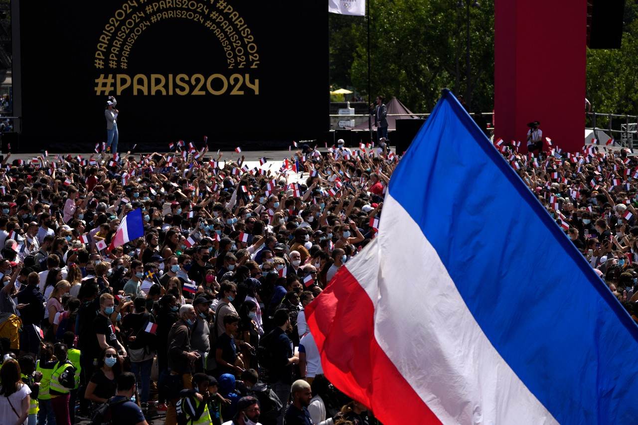 Franceses aglomerados em frente à Torre Eiffel em evento das Olimpíadas de Paris