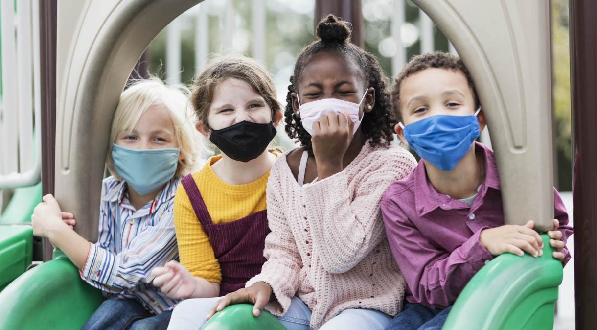 Crianças usam máscaras de proteção