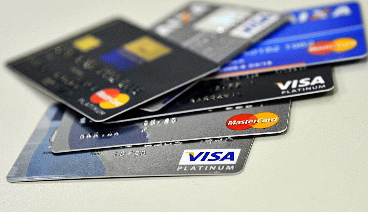 O acordo dá aos comerciantes a capacidade de impor sobretaxas aos clientes, dependendo do tipo de cartão Visa ou Mastercard que eles usam