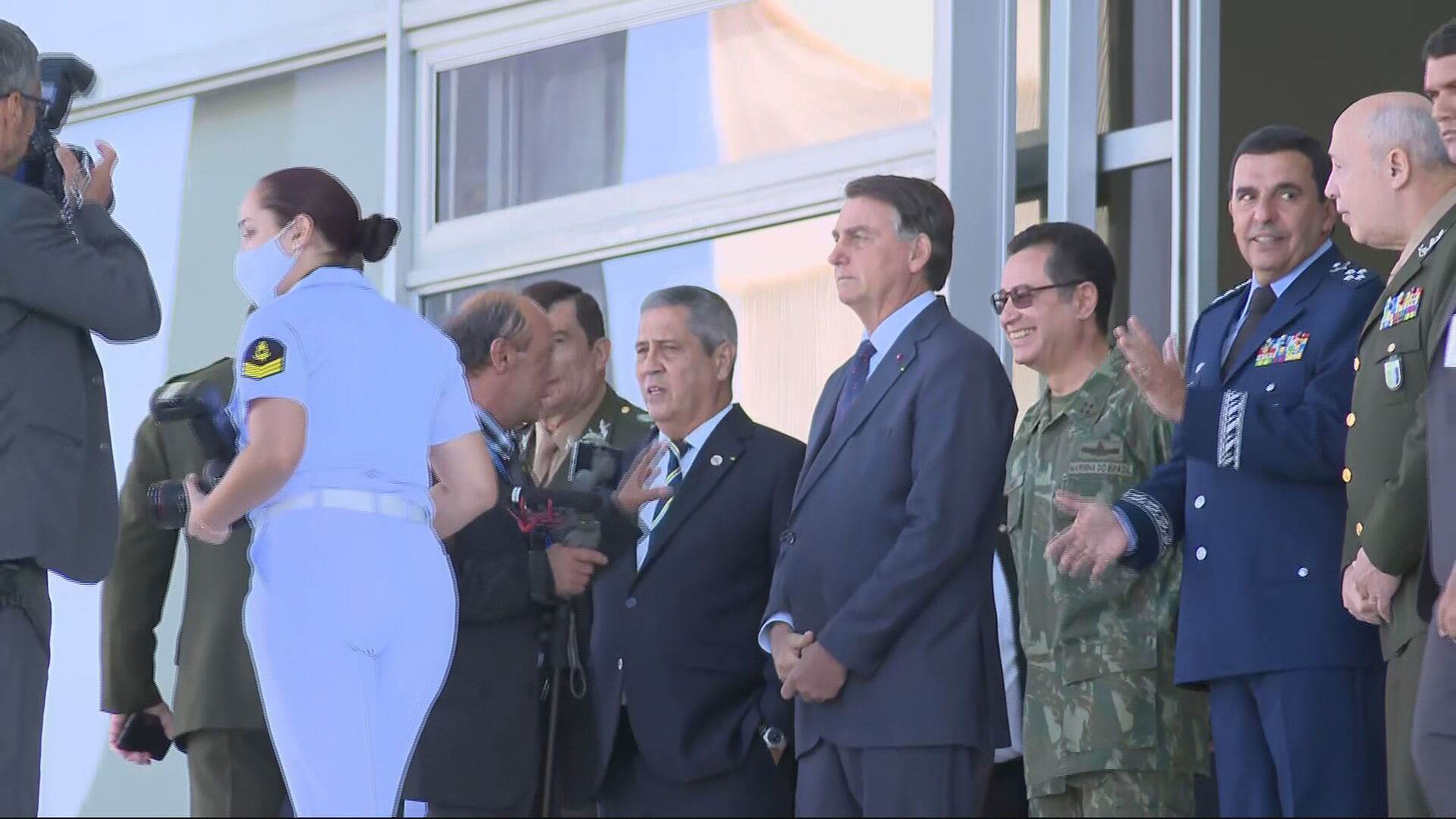 Presidente Jair Bolsonaro participa de exibição de comboio militar