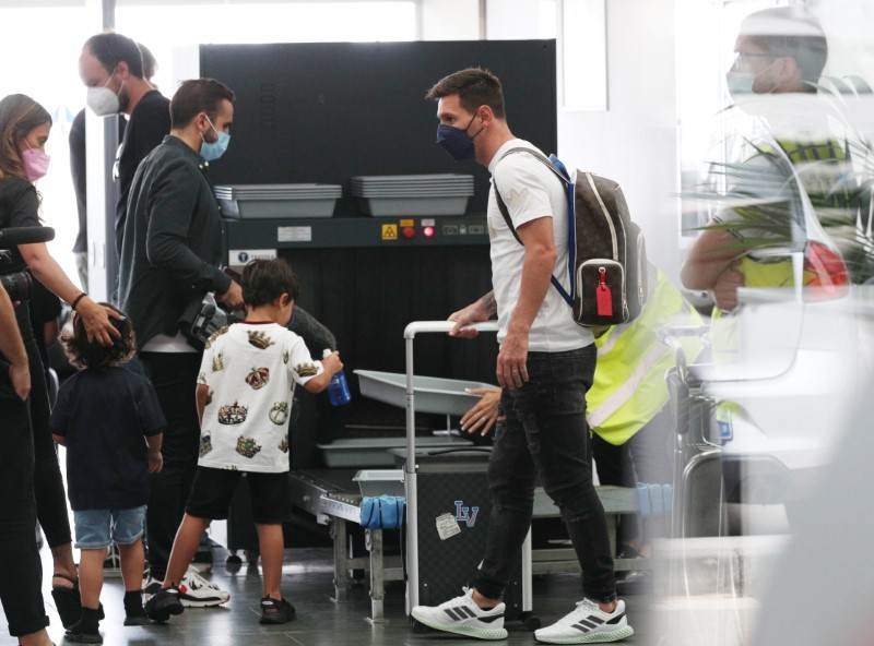 Lionel Messi no aeroporto de Barcelona 10/08/2021 REUTERS/Albert Gea