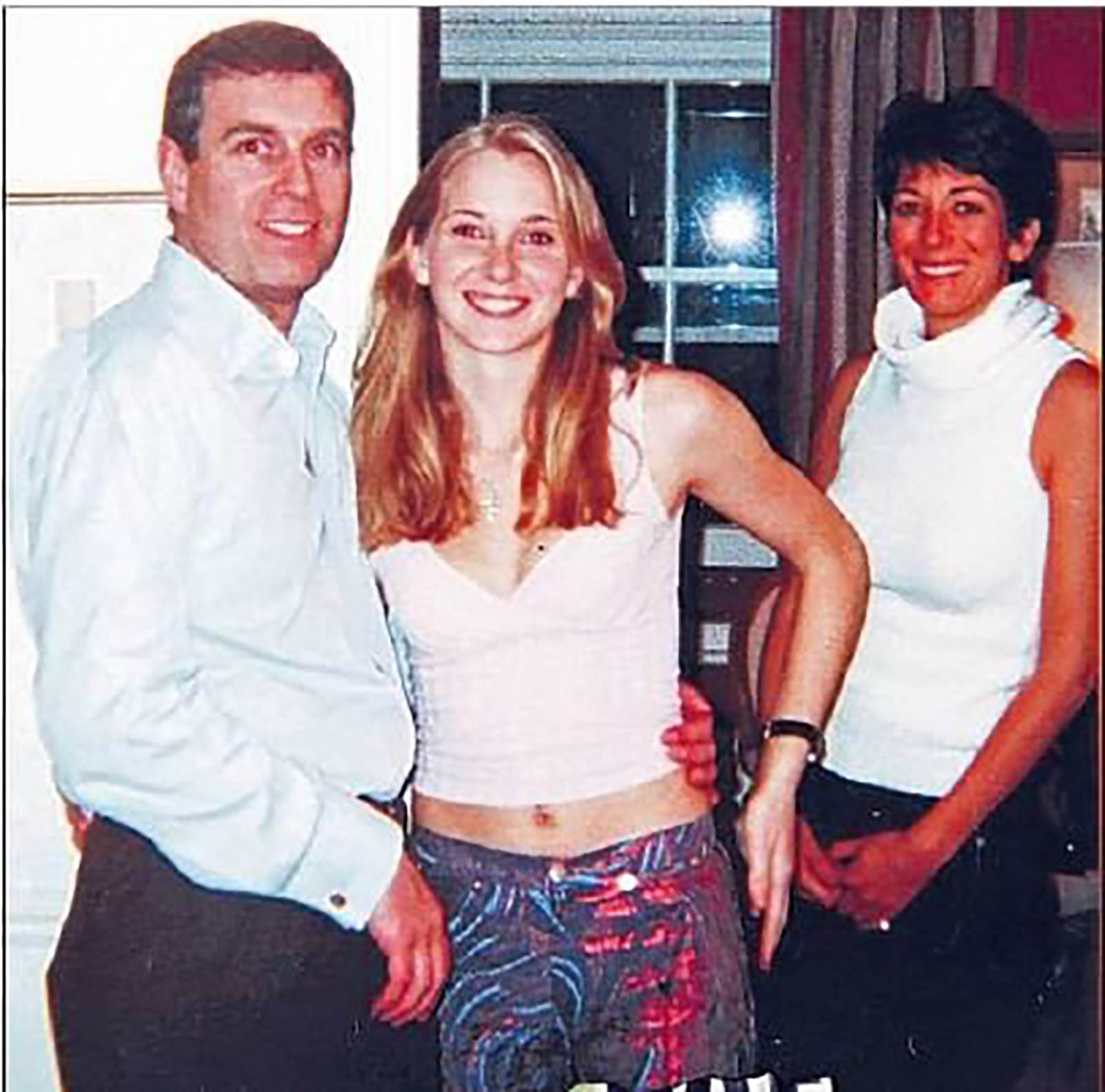 Fotografia parece mostrar o Príncipe Andrew com a acusadora de Jeffrey Epstein
