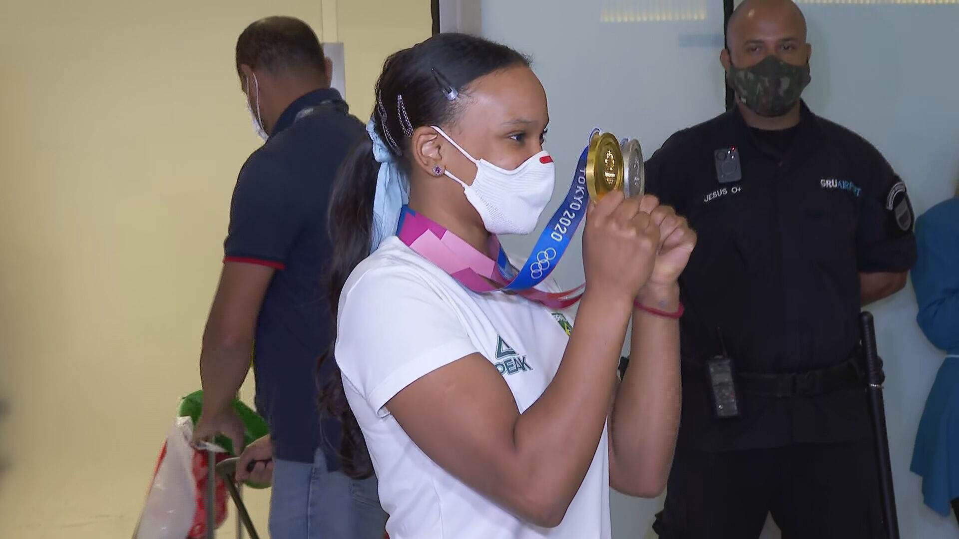 A ginasta Rebeca Andrade desembarcando no Aeroporto de Guarulhos