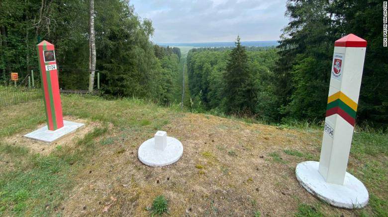 Pedras da fronteira marcam a linha entre Belarus e Lituânia/Reprodução