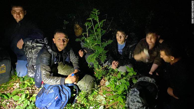 Grupo de yazidis iraquianos detidos na Lituânia. Em um período de 24 horas, um r