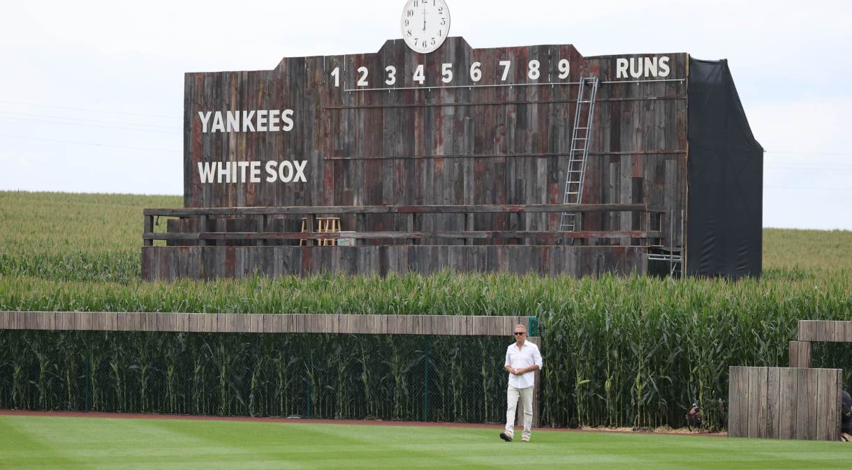 Kevin Costner revive emoções do filme Campo dos Sonhos em abertura de partida da Major League Baseball