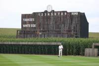 Kevin Costner revive ‘Campo dos Sonhos’ em partida da liga de beisebol americana