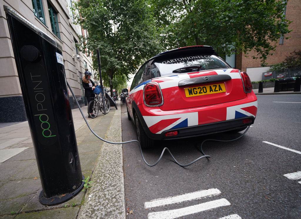 Carro elétrico abastecendo nas ruas de Londres