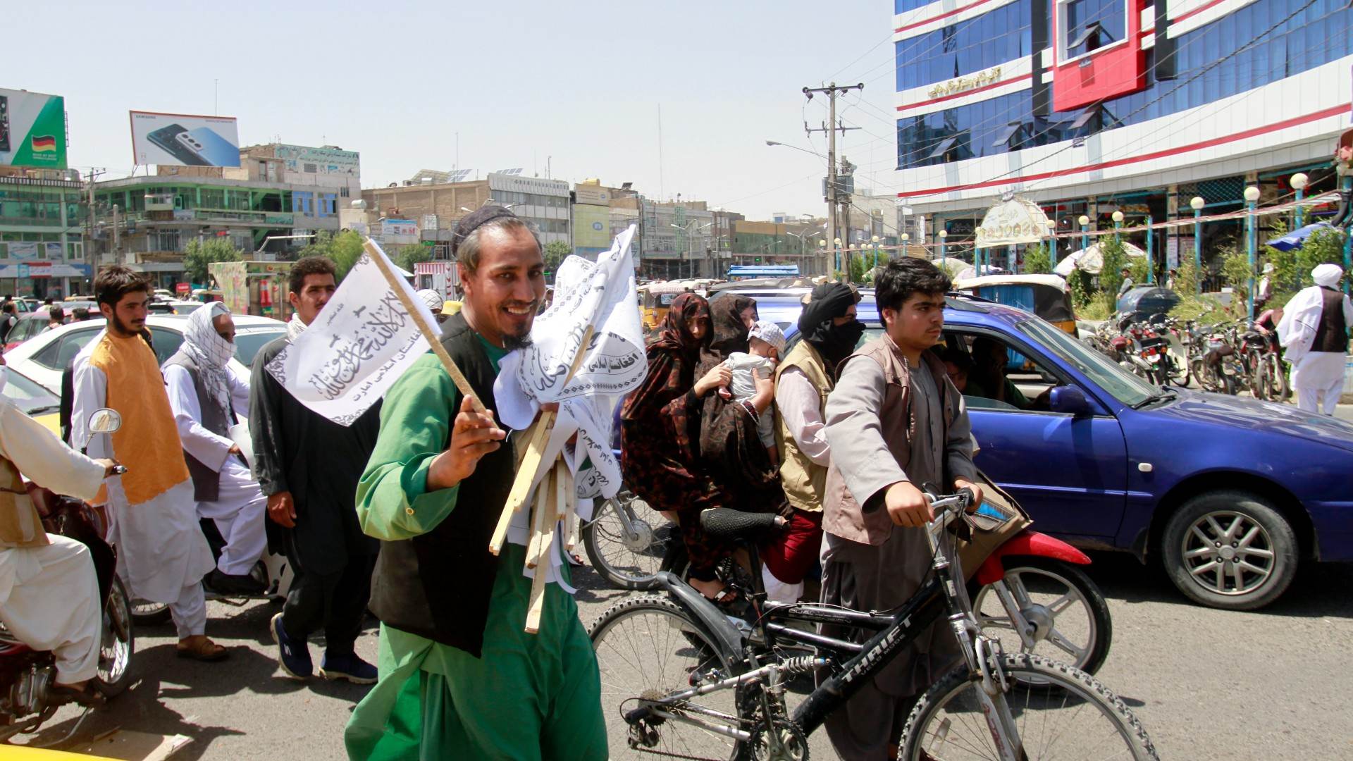 Afegão vende bandeiras do Talibã na cidade de Herat, no oeste de Cabul