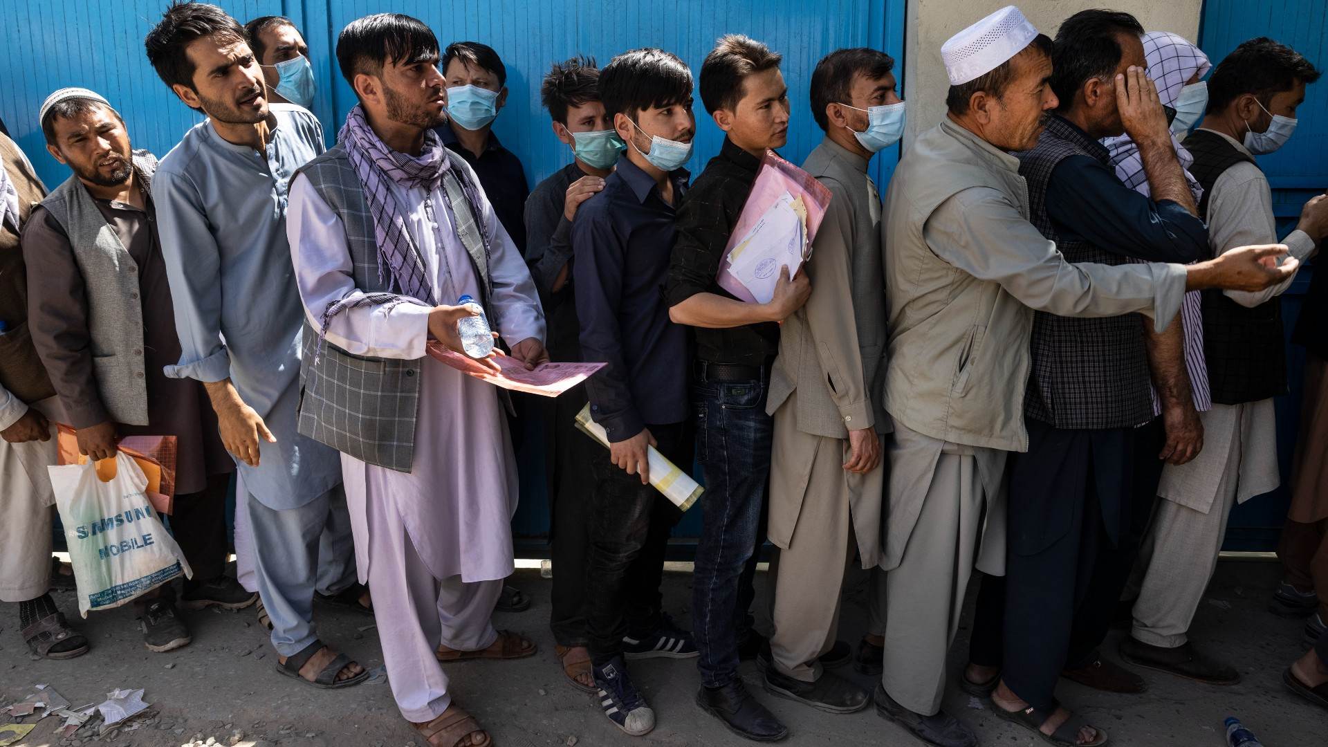 Chegada do Talibã a Cabul levou a filas no escritório de passaportes