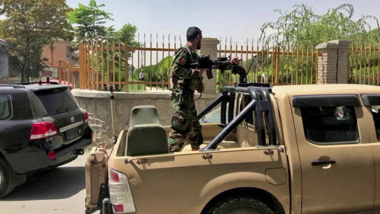 Militar do Afeganistão vigia embaixada dos Estados Unidos em Cabul