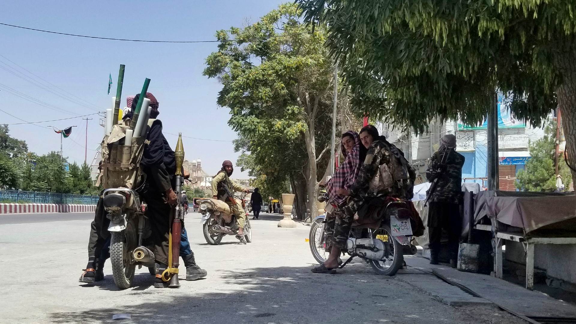 Militantes do Talibã patrulham ruas de Ghazni, nas proximidades de Cabul