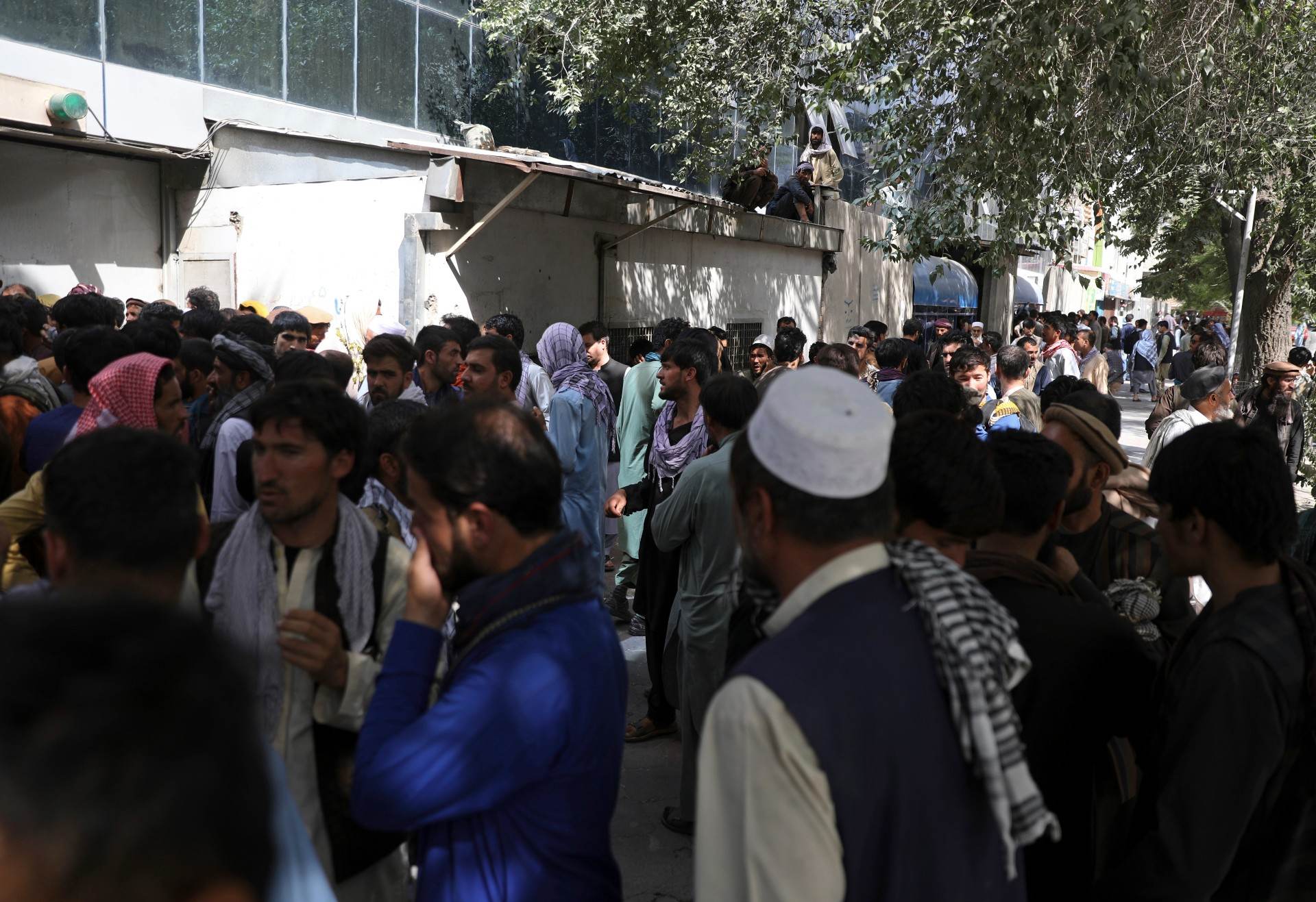 Afegãos fazem fila em caixas eletrônicos antes de Talibã entrar em Cabul