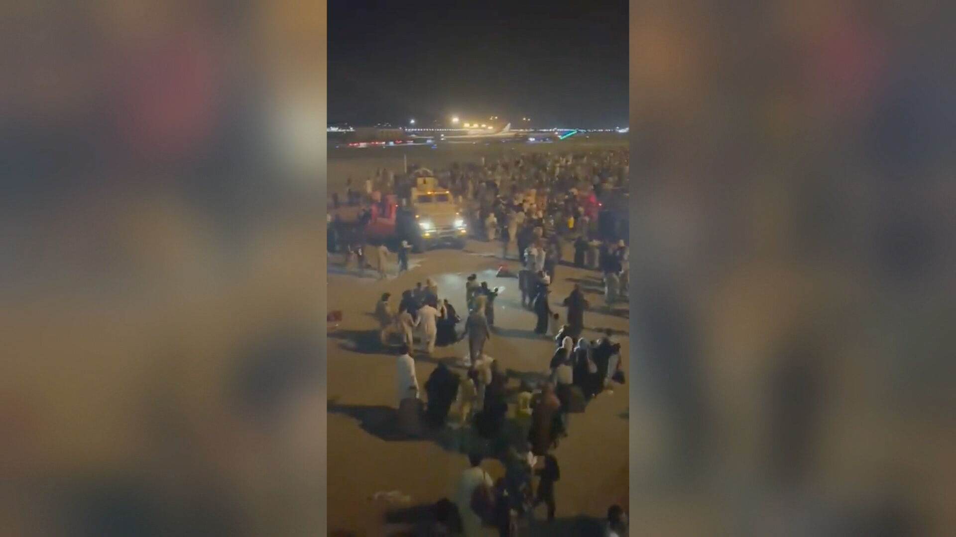 População invade pista de aeroporto em Cabul (15.Ago.2021)