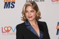 Selma Blair compartilha atualização sobre luta contra esclerose múltipla