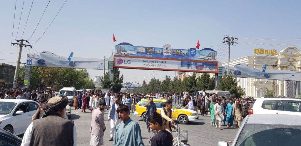 Afeganistão: entrada do aeroporto internacional da capital Cabul; neste domingo (15), milhares de afegãos invadiram a pista do local em fuga do país