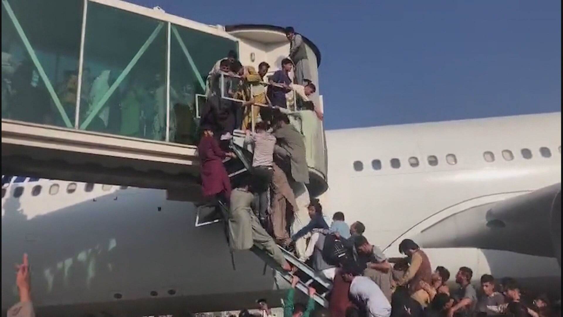 Centenas de afegão tentaram embarcar à força em avião americano 