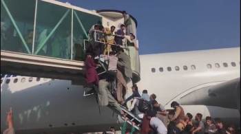 Tomada do Afeganistão pelo Talibã provocou corrida de milhares de afegãos ao aeroporto da capital; testemunhas relataram tiros e desespero para deixar o país