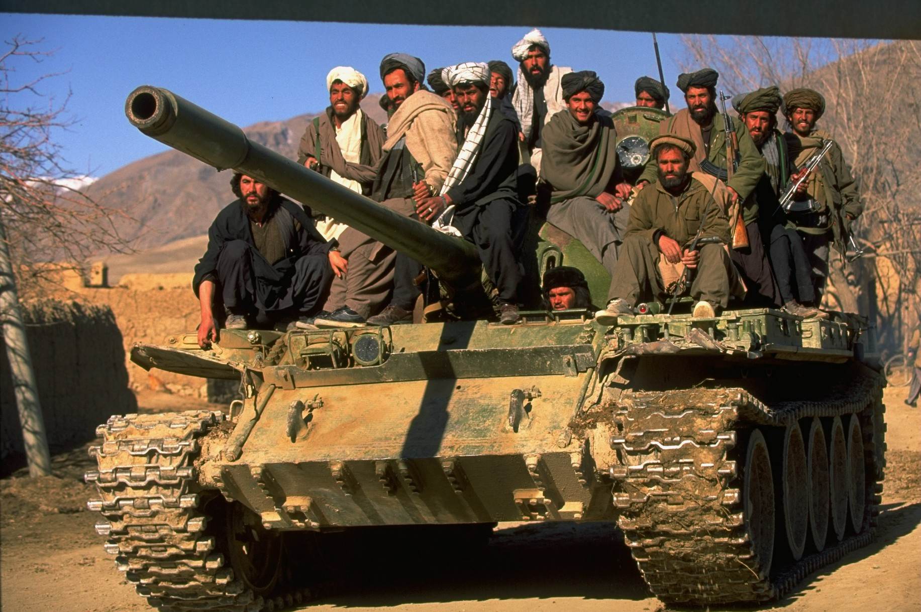 Combatentes do Talibã enfrentam outros grupos islâmicos nos arredores de Cabul