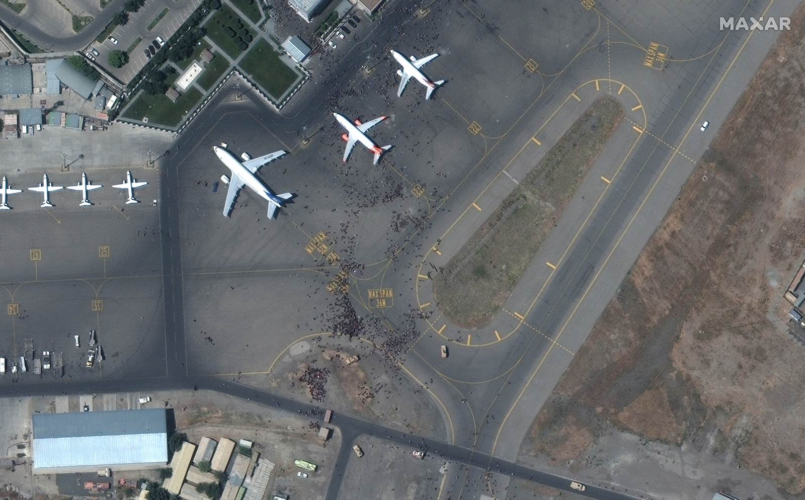 Multidão de pessoas correm em um terminal do aeroporto Internacional de Cabul, n