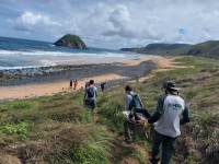 Quase uma tonelada de piche e lixo é retirada das praias de Noronha; veja fotos