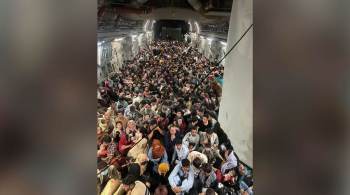 Imagem é mais um capítulo do caos no aeroporto Hamid Karzai desde que o Talibã tomou a capital; homens, mulheres e crianças afegãs foram enviados ao Catar 