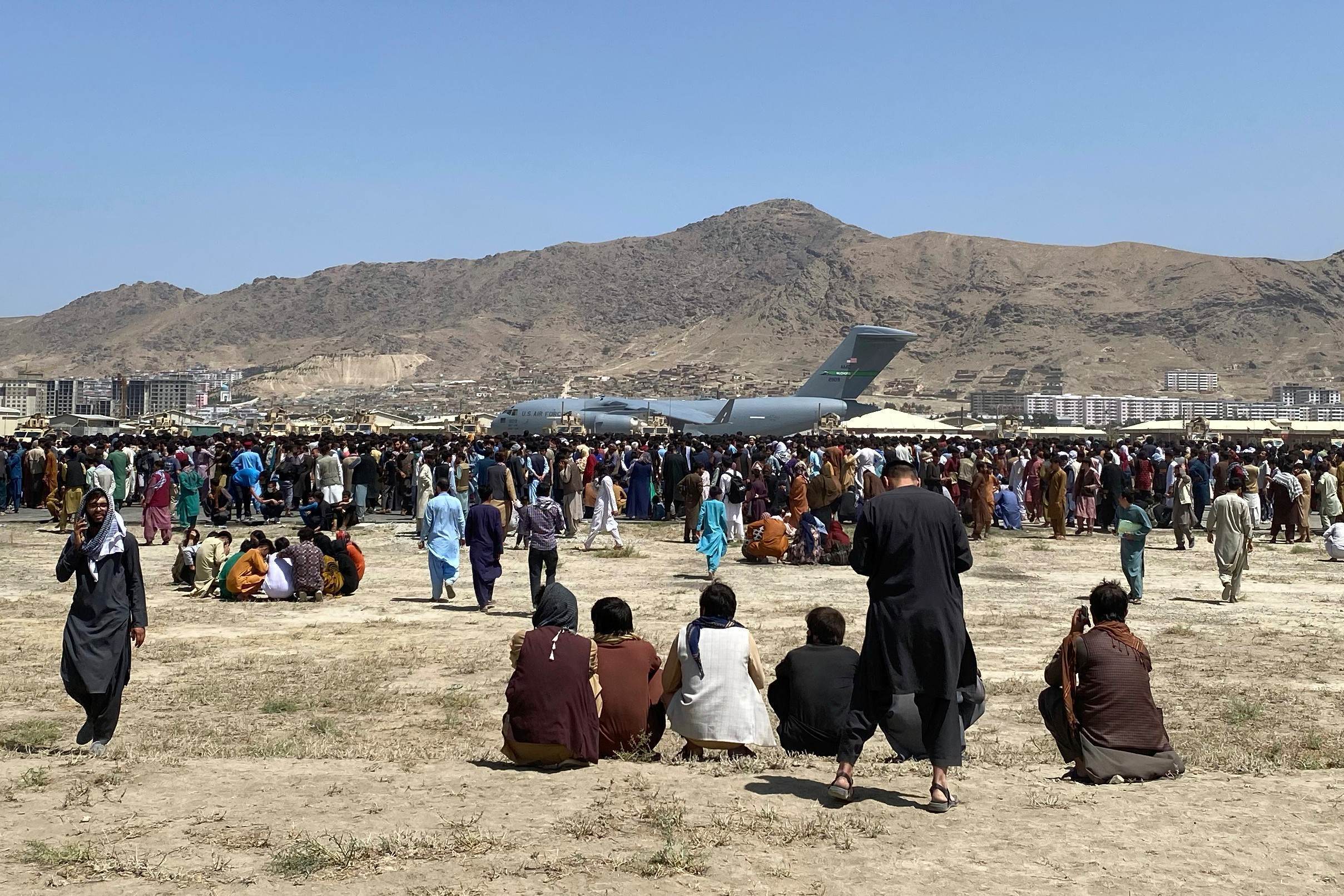 Centenas de afegãos invadiram aeroporto de Cabul para tentar fugir do país
