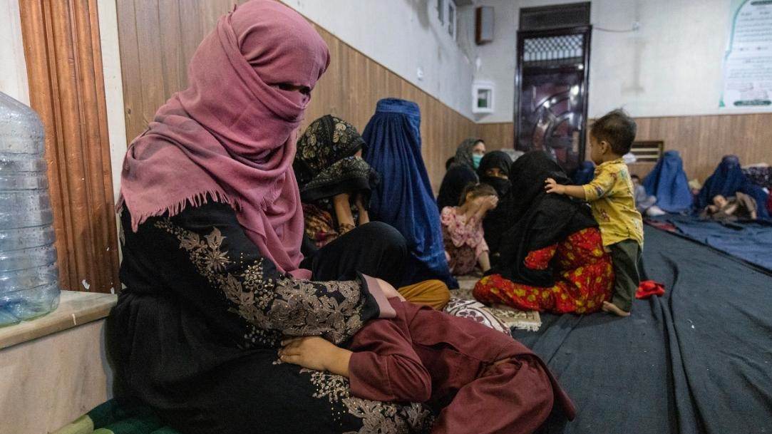Mulheres no Afeganistão temem pelo futuro, relembrando a opressão exercida pelo Talibã no passado
