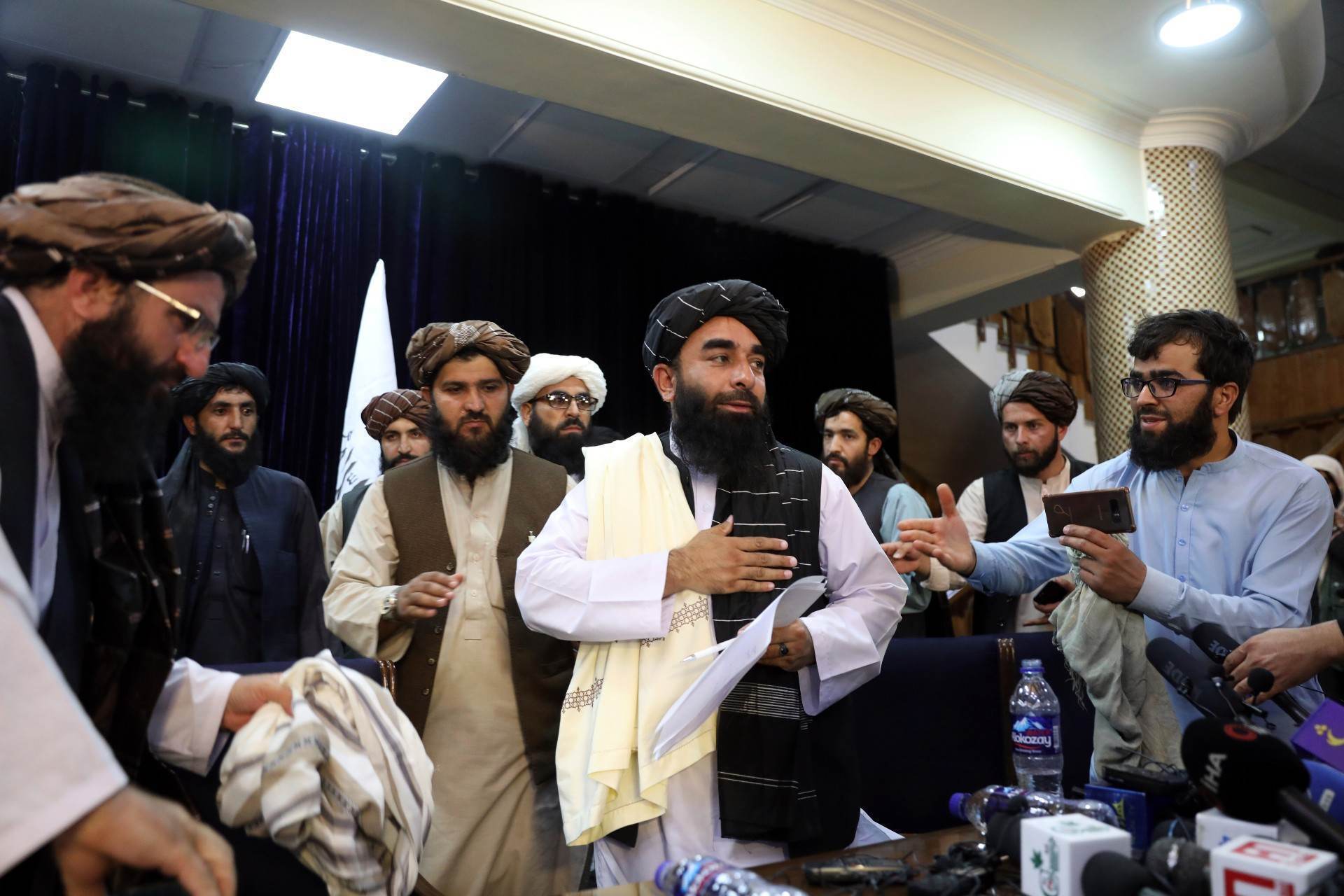 Zabihullah Mujahid (C), porta-voz do Talibã, em entrevista coletiva em Cabul