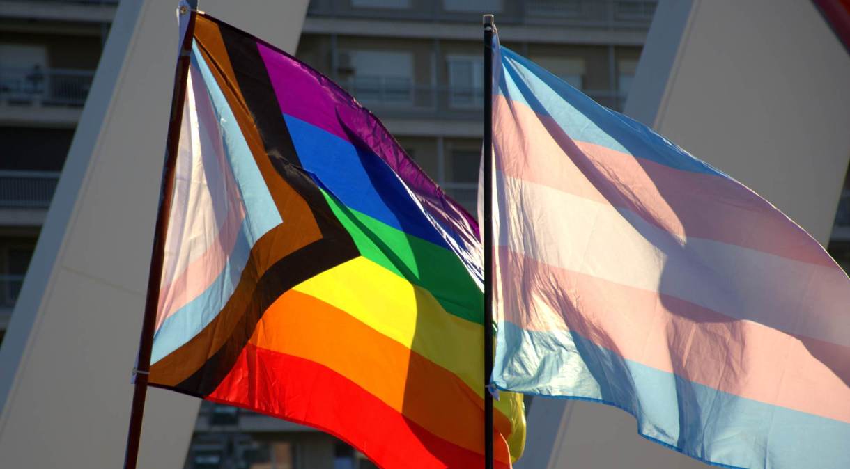 Proposta de nova bandeira do Orgulho LGBTQIA+ inclusiva com pessoas trans e negras